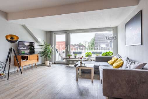 121670 Wohnzimmer - Dachgeschosswohnung in 51145 Köln mit 96m² kaufen