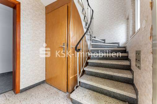 120979 Treppenhaus Erdgeschoss - Mehrfamilienhaus in 53757 Sankt Augustin mit 218m² kaufen