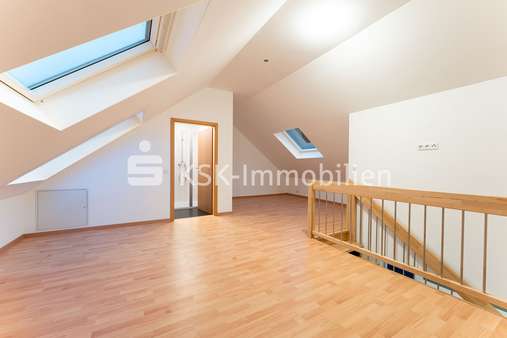 123355 Zimmer Dachgeschoss - Maisonette-Wohnung in 51645 Gummersbach mit 107m² mieten