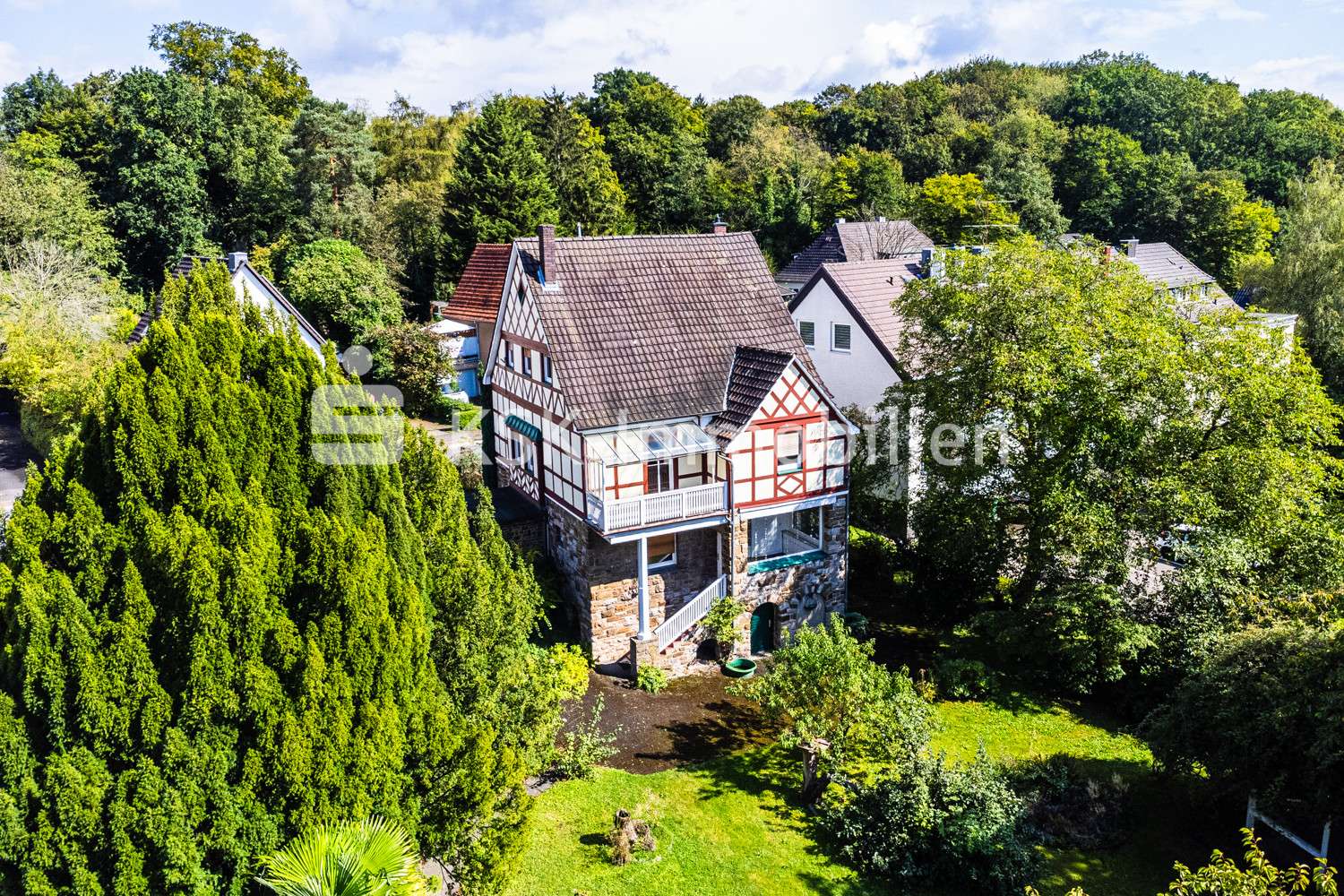 124306 Drohnenansicht - Villa in 51465 Bergisch Gladbach mit 201m² kaufen