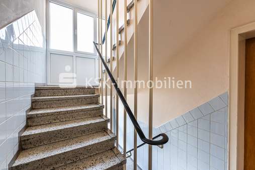 119016 Treppenhaus - Mehrfamilienhaus in 50226 Frechen mit 279m² als Kapitalanlage kaufen