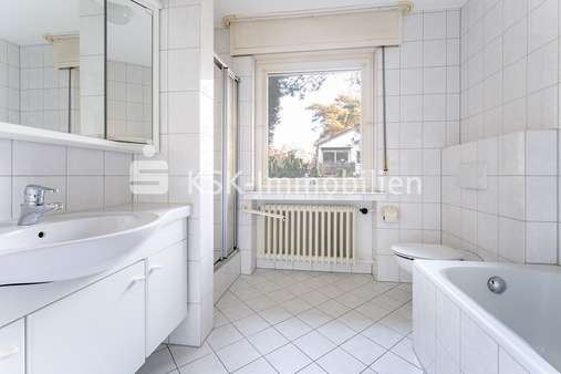 126065 Badezimmer Erdgeschoss - Zweifamilienhaus in 51467 Bergisch Gladbach mit 261m² kaufen