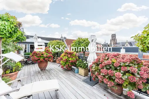 Außergewöhnliche Altbau-Wohnung mit Dachterrasse im Agnesviertel!