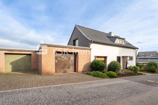 126185 Außenansicht mit 2 Garagen - Einfamilienhaus in 52372 Kreuzau / Bergheim mit 112m² kaufen