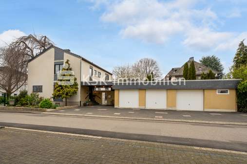 131385 Vorderansicht mit 3 Garagen - Zweifamilienhaus in 50374 Erftstadt / Liblar mit 257m² kaufen