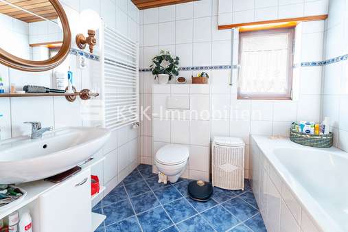 130447 Badezimmer Erdgeschoss - Zweifamilienhaus in 51580 Reichshof / Hahnbuche mit 230m² kaufen