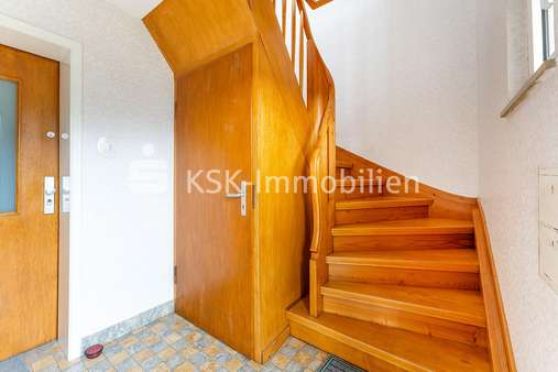 125876 Treppe Erdgeschoss - Zweifamilienhaus in 51469 Bergisch Gladbach / Hand mit 116m² kaufen