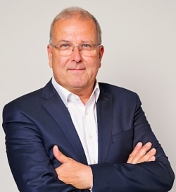 Herr Axel Holst