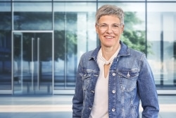 Frau Manuela Peetz