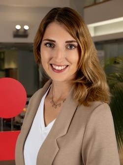 Frau Nadine Lutzke
