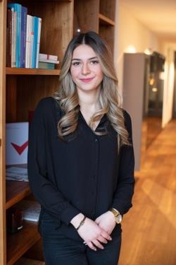 Frau Arlinda Buzhala