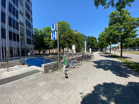 U-Bahn vor dem Haus U-Bahn vor dem Haus - Ladenlokal in 80805 München mit 0m² mieten