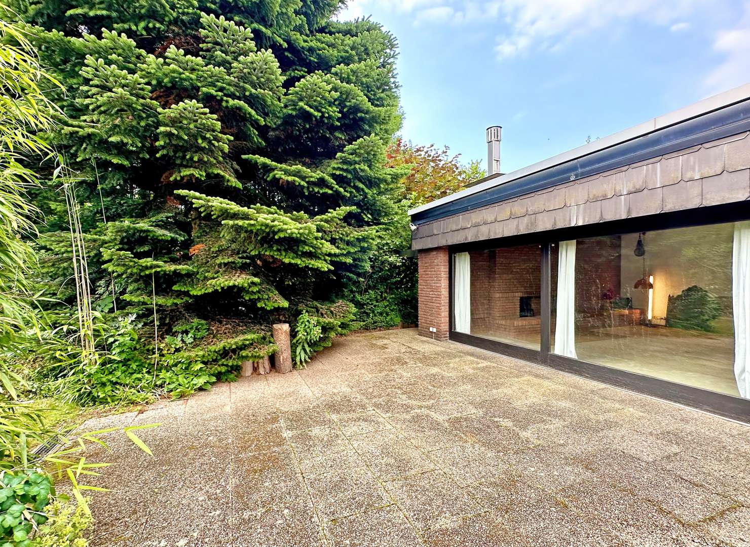 Große geräumige Terrasse mit Außenkamin - Einfamilienhaus in 44879 Bochum mit 222m² kaufen