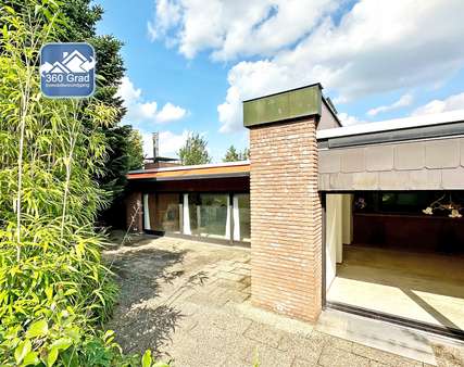 Großzügige Terrasse mit Außenkamin - Einfamilienhaus in 44879 Bochum mit 222m² kaufen