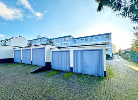 Zufahrt zur Garage (letzte links in der Reihe) - Etagenwohnung in 45529 Hattingen mit 89m² als Kapitalanlage kaufen