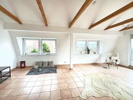 Fenster mit elektrischen Außenrollos Fenster mit elektrischen Außenrollos - Dachgeschosswohnung in 44799 Bochum mit 120m² kaufen