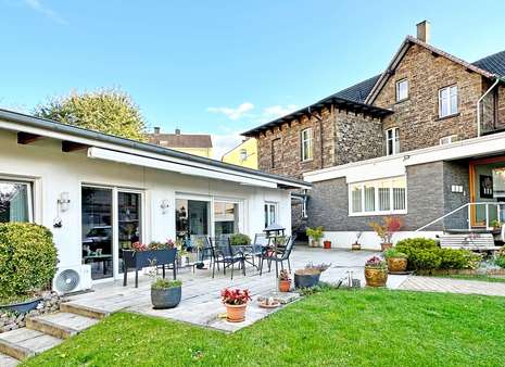 Gesamteindruck: Hauptgebäude und Bungalow - Haus in 44879 Bochum mit 563m² kaufen