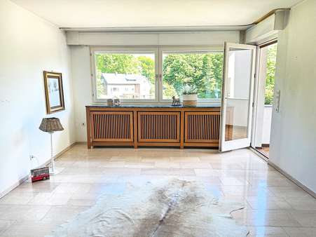 Wohnzimmer mit Marmorboden - Erdgeschosswohnung in 44805 Bochum mit 74m² kaufen