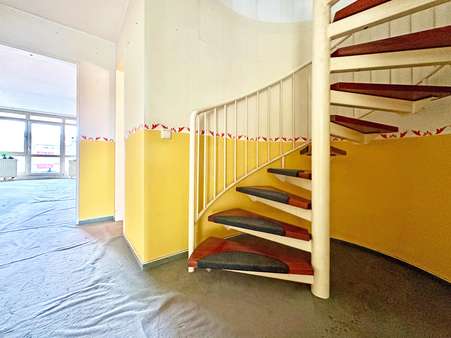 Treppenaufgang zum Spitzboden - Dachgeschosswohnung in 44787 Bochum mit 94m² kaufen