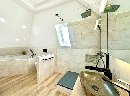 Neuwertiges Badezimmer inklusive Abstellraum - Dachgeschosswohnung in 44795 Bochum mit 76m² kaufen