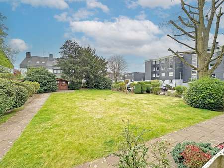Blick in den Garten - Erdgeschosswohnung in 44879 Bochum mit 67m² kaufen