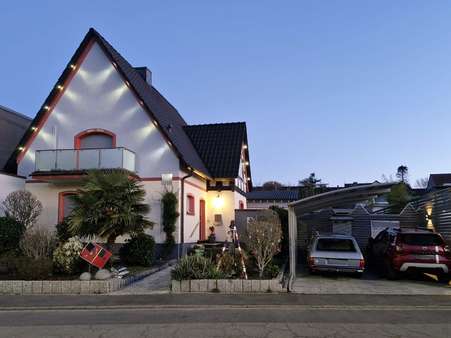 Frontansicht (am Abend) - Einfamilienhaus in 44866 Bochum mit 143m² kaufen