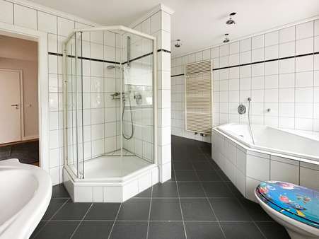 Großzügiges Dusch-/Wannenbad  - Etagenwohnung in 44795 Bochum mit 107m² kaufen