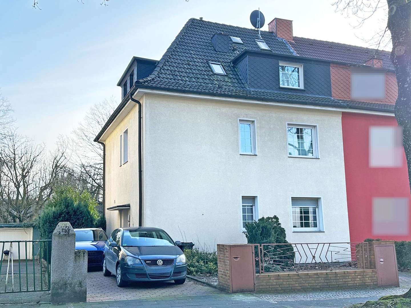 Vorderansicht mit 2 Stellplätzen - Mehrfamilienhaus in 44807 Bochum mit 153m² als Kapitalanlage kaufen