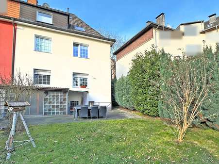 Rückansicht mit Garten Rückansicht mit Garten - Mehrfamilienhaus in 44807 Bochum mit 108m² kaufen
