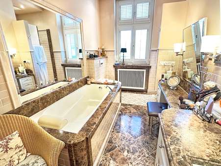Tageslichtbad der Extra-Klasse mit programmierbarer Fußbodenhzg., ital. Marmor und vieles mehr! - Erdgeschosswohnung in 44879 Bochum mit 134m² kaufen