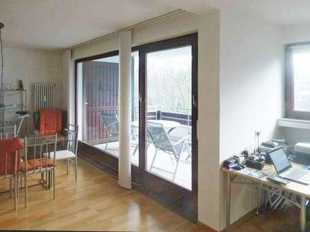 Offener Wohn-Essbereich mit Küche und Zugang zum Balkon Offener Wohn-Essbereich mit Küche und Zugang zum Balkon - Etagenwohnung in 44801 Bochum mit 54m² als Kapitalanlage kaufen
