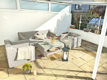 Wunderschöner Sitzbereich auf einer überdachten Terrasse - Zweifamilienhaus in 58455 Witten / Heven mit 213m² kaufen