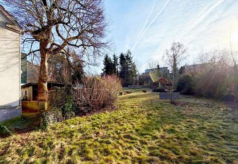 Großes, grünes Grundstück (Blick vom Haus aus) - Einfamilienhaus in 44879 Bochum mit 221m² kaufen