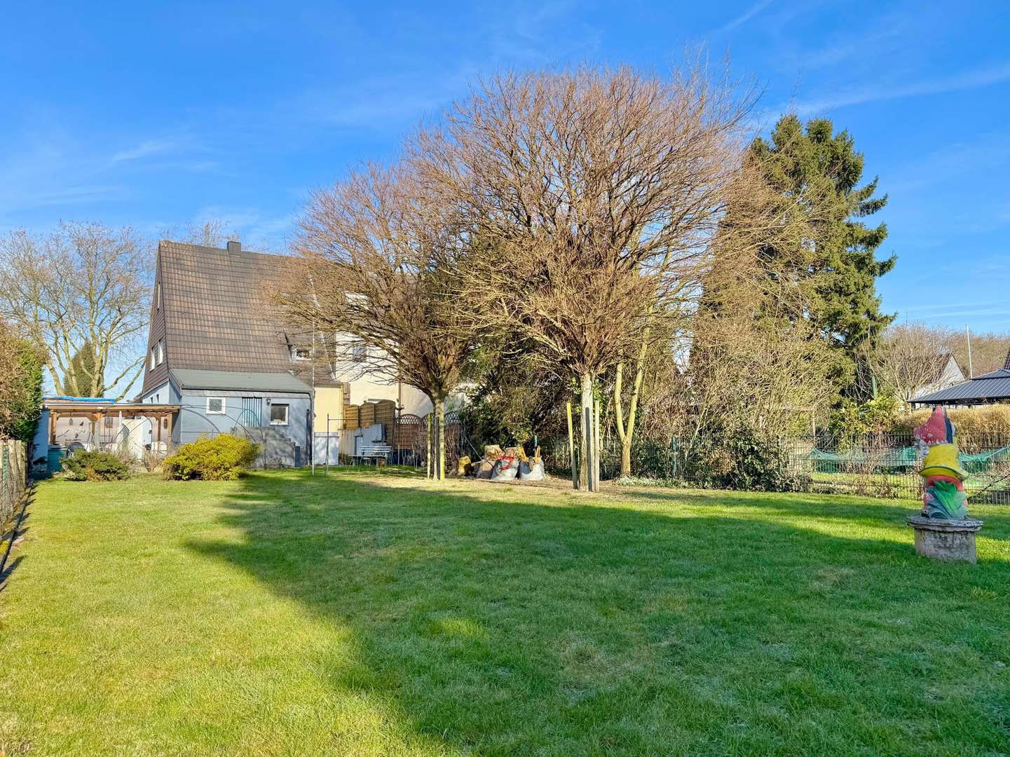 Mittlerer Gartenbereich mit Blick auf die Doppelhaushälfte - Doppelhaushälfte in 44795 Bochum mit 122m² kaufen