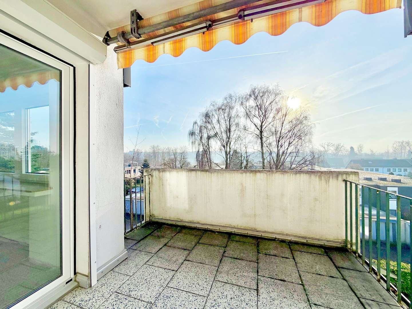 Blick aus dem Schlafzimmer auf den Balkon (Errichtung neuer Balkone beschlossen - Finanzierung durch Rücklagen der Wohneigentümergemeinschaft) - Etagenwohnung in 44879 Bochum mit 53m² kaufen