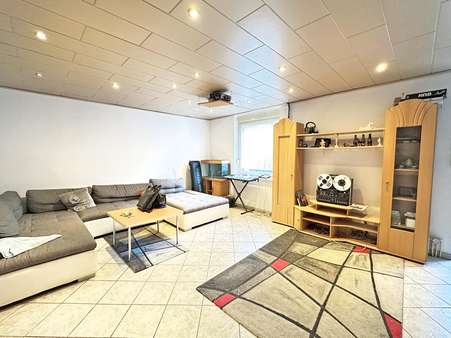 Blick ins großzügige Wohnzimmer EG - Reihenmittelhaus in 44807 Bochum mit 130m² kaufen