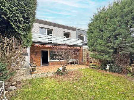 Rückansicht mit Terrasse und Balkon - Reihenhaus in 44805 Bochum mit 106m² kaufen