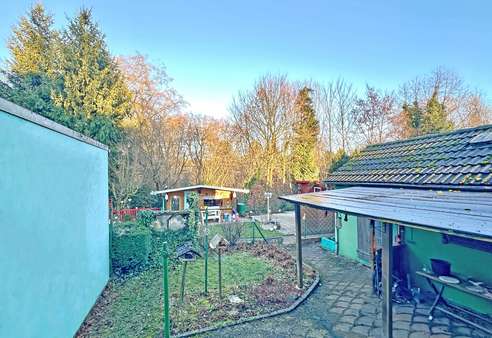 Blick aus dem Küchenfenster in den eigenen und angrenzenden Garten - Reiheneckhaus in 44879 Bochum mit 58m² kaufen