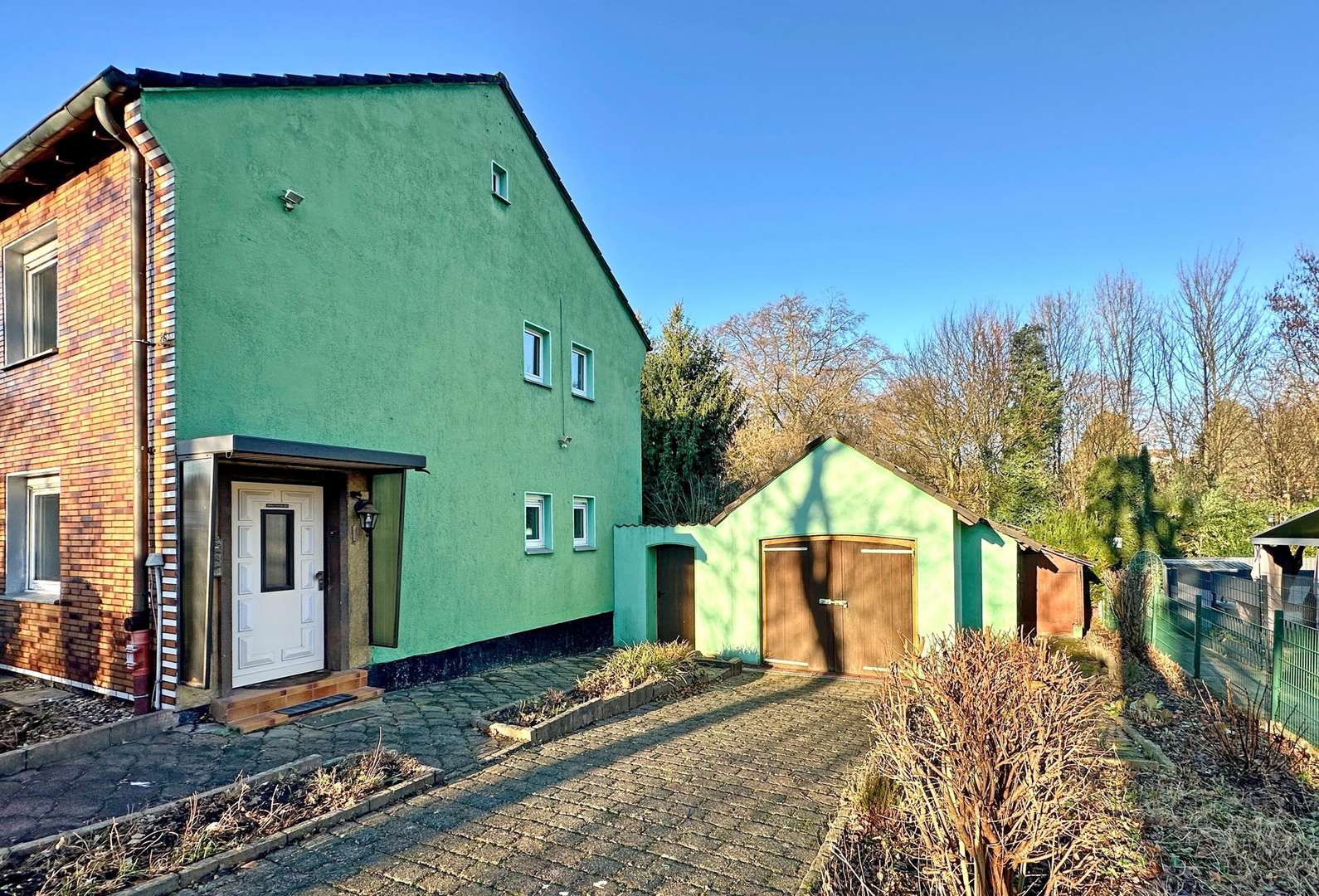 Seitenansicht / Zufahrt zur Garage - Reiheneckhaus in 44879 Bochum mit 58m² kaufen