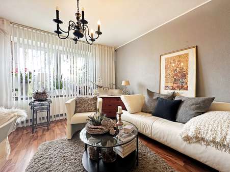 Wohnzimmer (Erdgeschosswohnung) Wohnzimmer (Erdgeschosswohnung) - Zweifamilienhaus in 44869 Bochum mit 195m² kaufen