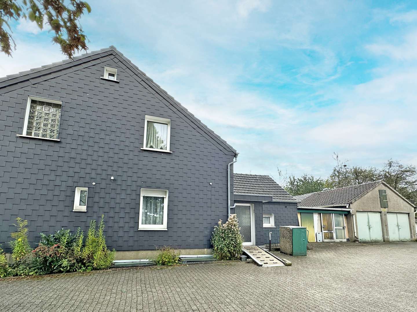 Seitenansicht mit Zuwegung zum hinteren Teil der Grundstücke - Einfamilienhaus in 44805 Bochum mit 100m² kaufen