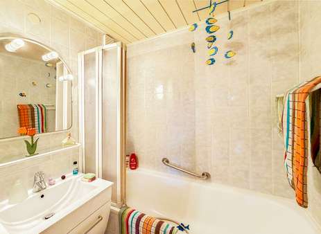 Badezimmer mit Badewanne Badezimmer mit Badewanne - Etagenwohnung in 45279 Essen mit 75m² kaufen