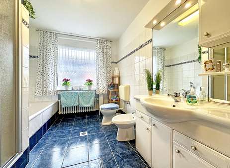 Badezimmer mit Dusche und Wanne Badezimmer mit Dusche und Wanne - Etagenwohnung in 45886 Gelsenkirchen mit 129m² kaufen