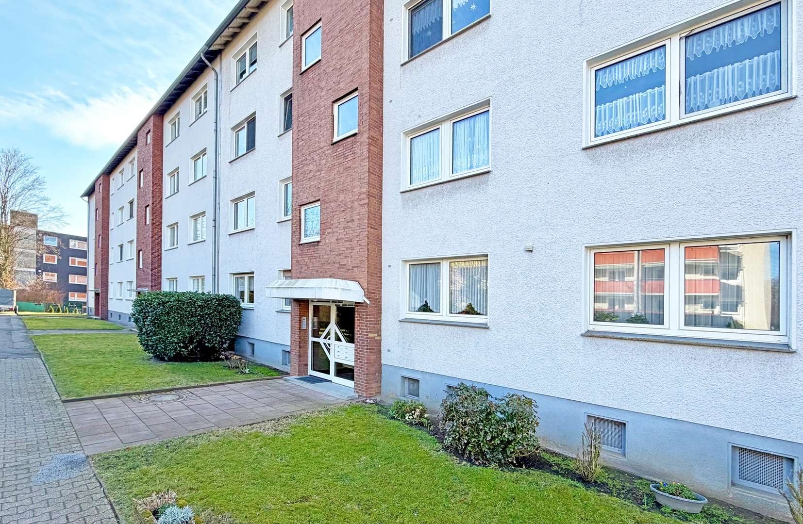 Ansicht gepflegtes Mehrfamilienhaus Ansicht gepflegtes Mehrfamilienhaus - Etagenwohnung in 45886 Gelsenkirchen mit 129m² kaufen