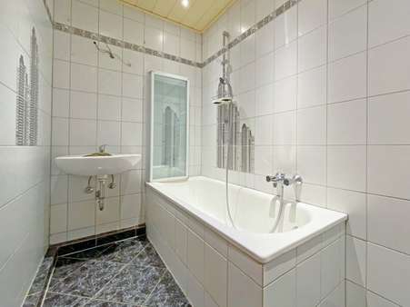 Badezimmer - Dachgeschosswohnung in 44892 Bochum mit 80m² günstig kaufen