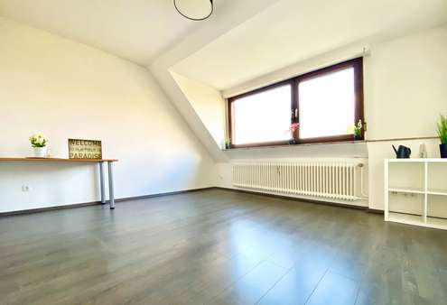 Wohnzimmer (Wohnung hinten links) - Etagenwohnung in 44795 Bochum mit 126m² günstig kaufen