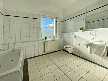 Badezimmer Obergeschoss - Doppelhaushälfte in 44807 Bochum / Riemke mit 295m² günstig kaufen