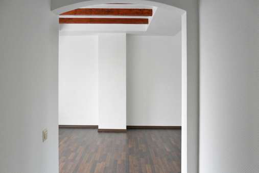 Diele mit Blick ins großzügige Wohnzimmer (vor Vermietung) - Dachgeschosswohnung in 44805 Bochum / Harpen mit 65m² kaufen