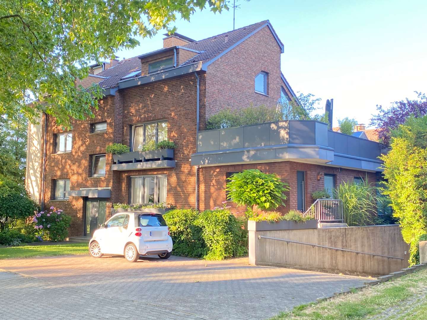Vorderansicht mit Blick auf den Außenstellplatz - Maisonette-Wohnung in 44866 Bochum mit 225m² kaufen